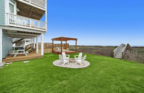 Oceanfront home with pool, large decks, fire pit and private walkover to the beach - Foto 45