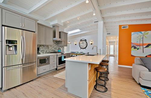 Shores Perfection - Spa, AC, Pet Friendly, Parking, Fire Pit & Massive Private Yard! - Foto 3