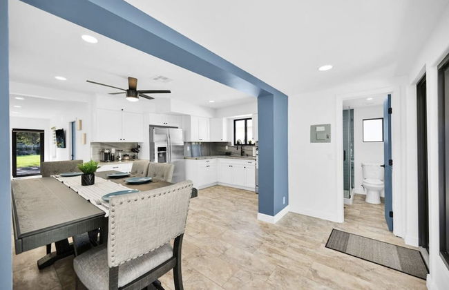 Stunning 3 Bd Pool House w Enchanting Water Views - Foto 43