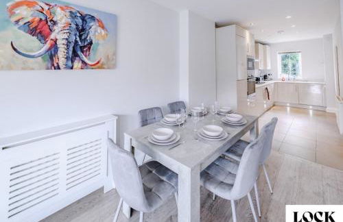 Family & Contractor Friendly 3 bed house Sleeps 8 in Maidenhead - Foto 2