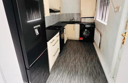 Modern 3 Bed Home Central Location free WiFi Netflix and street parking - Foto 13