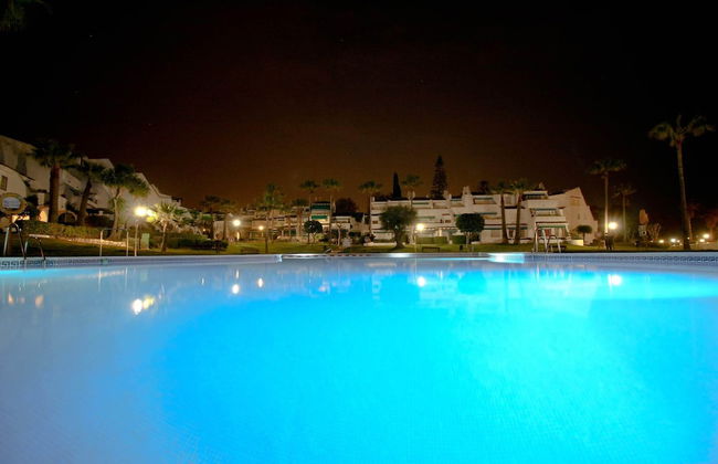 Suitur beachfront duplex with pool and sea views - Photo 31