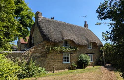 Period Thatched Cottage Towcester - Photo 2