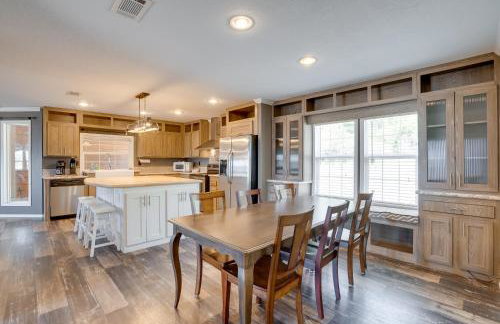 Fishermans Paradise Lake-View Home in Many! - Foto 7