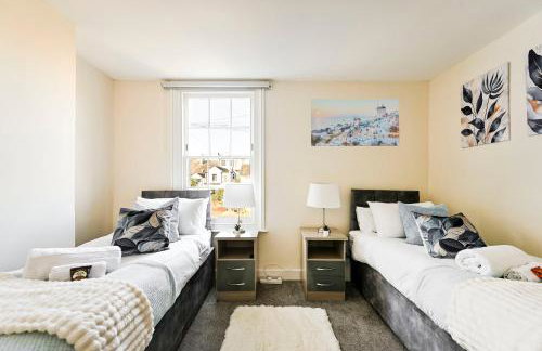 Central Canterbury Gem New Refreshed Decor Sunny Deck Outdoor Furniture FREE Parking 2BR 2BA TOP Location - Foto 38