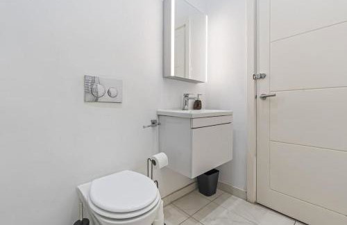 Coulsdon Grand - Sleeps 8 - 5 BR - Free Parking - Foto 5