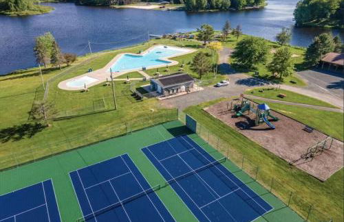 Family Pocono Gem by the lake with private sauna, hot tub, and huge game room - Foto 59