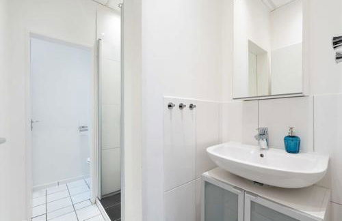 Big Central Apartment near Rotkreuzplatz with 3 BR for 12 PAX - Photo 23