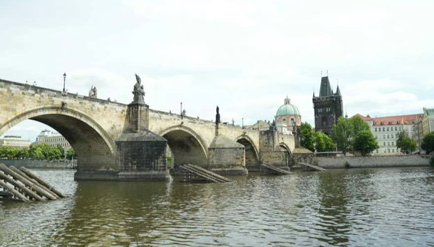 Giro in barca a Praga - Foto 2, Lo storico Ponte di Carlo sul fiume Moldava