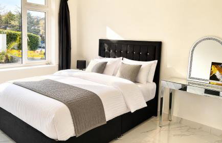 Luxurious & Elegant 6-Bed House - Photo 16