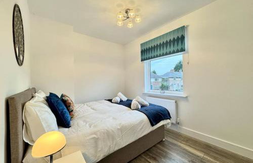 Modern 3 Bedroom Home - Free Driveway Parking - 6 Guests - Upstairs Bathroom and Downstairs WC - Foto 13