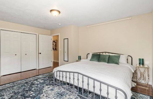 Hot Tub! LRG Home! Sleeps 24!Near Ithaca! Dogs OK - Foto 11