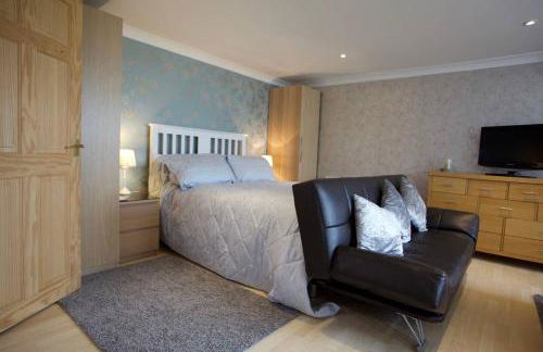 Highridge Apartment - Photo 13