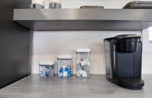 Waterfront Home Game Room Ping Pong Outdoor Bar Area - Foto 32