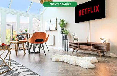 Luxury 5 Bedroom 3 Bathroom House - Smart TVs with Sky and Netflix, Super Fast WiFi, Free Parking by Yoko Property - Foto 1