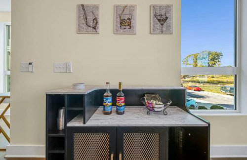 Modern 4-Story 3-BR Townhome with Rooftop Lounge - Foto 40