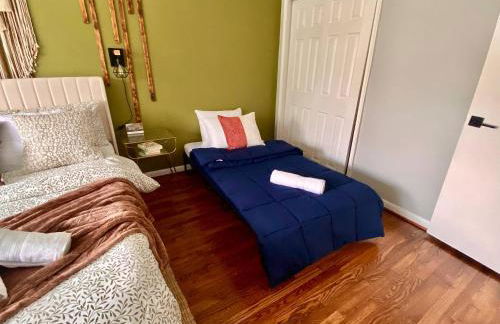 Easy PATH&Bus access- NYC| designer home + Deck. - Photo 24