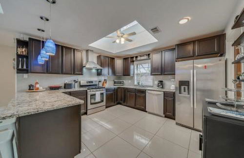 Central Plano 4-BD 2-BA Pool Retreat, Sleeps 10 - Foto 8