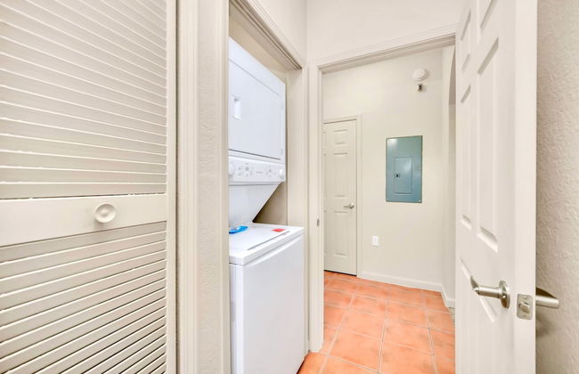 Upstay - Modern Condo w Pool Hot Tub and Sauna - Photo 20