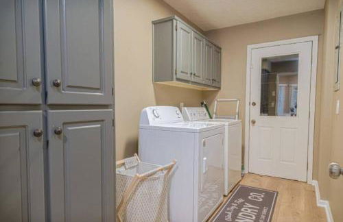 Ultimate Getaway with Pool and Games - Foto 46