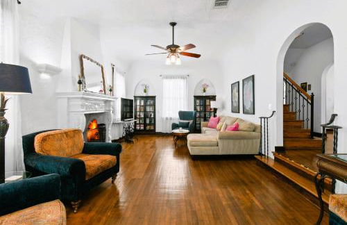 1926 Mediterranean Home with Heated Pool Sleeps 12 - Foto 16