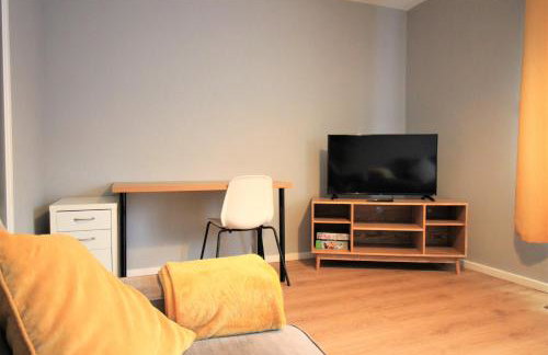 H21 -3 bed Close to Town Drive Parking 2 toilets Contractor Digs - Photo 15