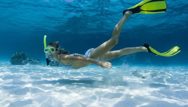 Snorkel en las calas de Bosa - Foto 3, Una joven haciendo snorkel en Bosa