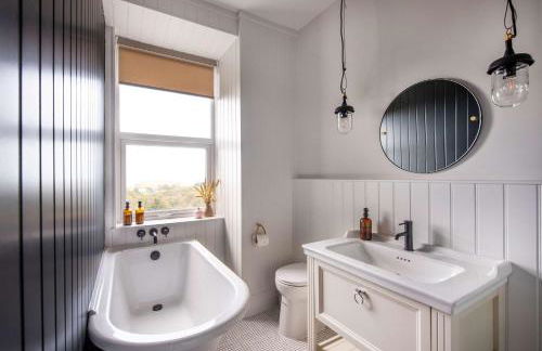 Luxury coastal retreat with sea views - Photo 16