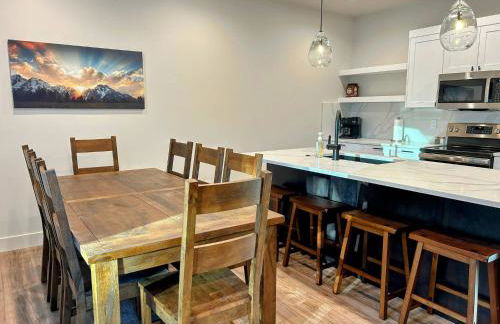 Peaks & Pines Modern Gem, 2 Kings, Bunks, Hot Tub, Walkable, Kid's Cove - Foto 17