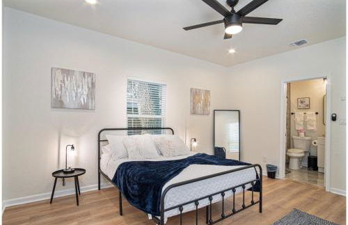 Unwind in Style 4BR2BA Quick Access to Downtown - Foto 25