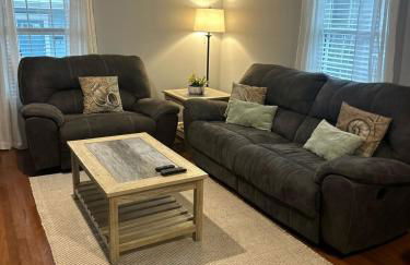 Under the Oaks, A Downtown Hidden Gem - Foto 1