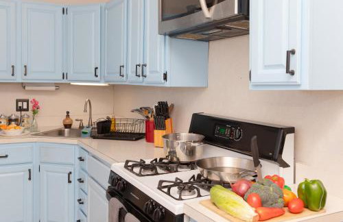 The Gem-3 Bedrooms! King, Full & Twin Beds, Sauna with Free Parking plus more - Foto 16