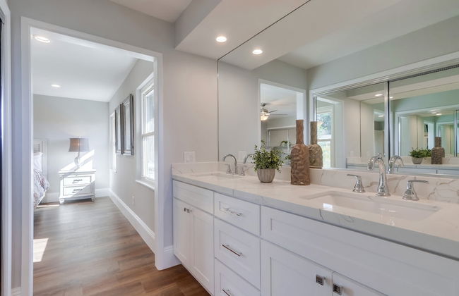 Gorgeous Upgraded 5 Bedroom & 3 Bath Home with pool - Photo 33