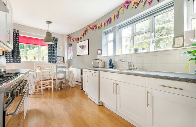 Majestic Home With Beautiful Garden in North West London by Underthedoormat - Foto 12