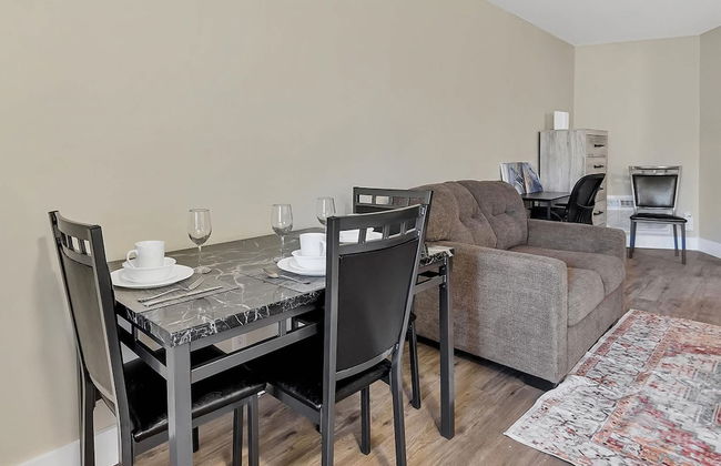 Modern Studio Apartment With Queen Bed - Photo 7