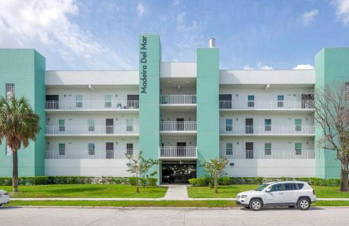 Sunset Dreams 304 Modern Madeira Beach Condo Heated Pool & Walk to Beach - Foto 21