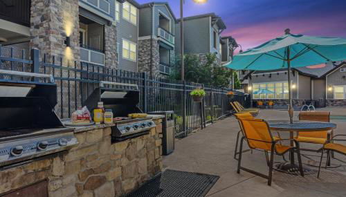 Bee Chic in SoJo w/hot tub+gym+local ski slopes - Foto 3