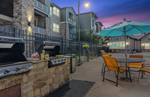 Bee Chic in SoJo w/hot tub+gym+local ski slopes - Foto 3