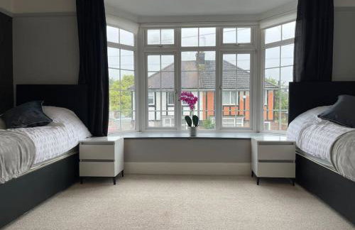 Luxurious Detached Holiday House Free Parking near Airport Town Centre Railway Station - Foto 20