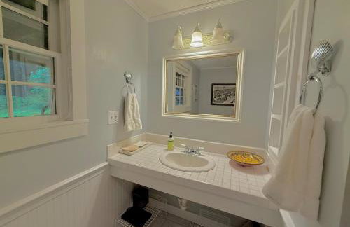 Beautiful House in the Woods, Huge Yard, Hot Tub - Foto 19