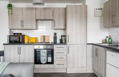 Modern 1-Bed Apartment with Parking near Heathrow - Photo 28