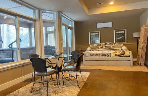 Woodshores Retreat - cozy retreat, hot tub, Lk MI - Photo 26