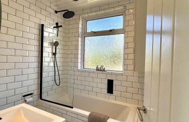 Stylish 3-bed home in Prestwich with free parking - Foto 12