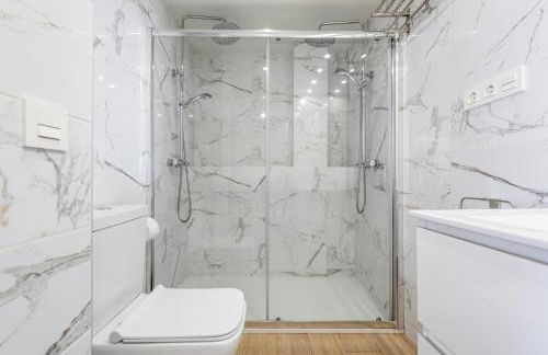 BEACHFRONT -- NEW LUXURY Apartment -- 1ª Linea Playa -- Fuengirola CITY CENTER -- Private PARKING -- Panoramic Sea Views -- - Photo 18