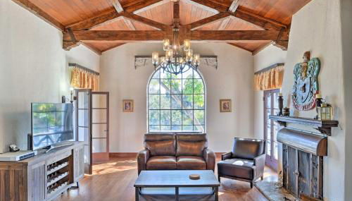 The Castle Hacienda Heights Home with Patio and Pool - Foto 3