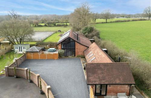 The Oaks Barn - A Countryside Luxury Rural Escape with Hot tub & Fire Pit! Tranquil Group Retreat - Sleeps 8, Pet Friendly & Off road Parking - By Blue Puffin Stays - Photo 52