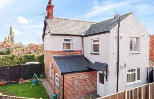 Charming 3-Bed Home in Quaint Lincolnshire Village - Photo 2