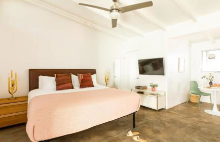 2 Rooms Sleeps 8 Retro Hotel w Pool Wesley King Studio Buyout by AvantStay - Foto 13