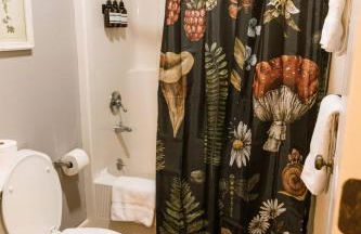 ~ The Cozy Farmhouse ~ | Sleeps 10+ | Farm Views - Foto 74