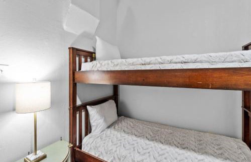 Southern Magnolia House with Porch Swing - Foto 14